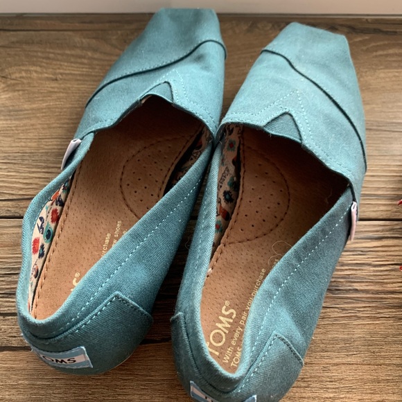 Toms Shoes - Picture 2 of 2